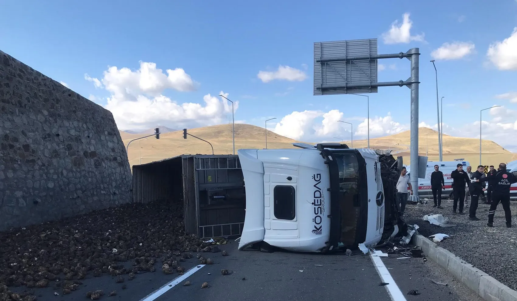 Ağrı Hamur kavşağında pancar yüklü TIR ile otomobil çarpıştı