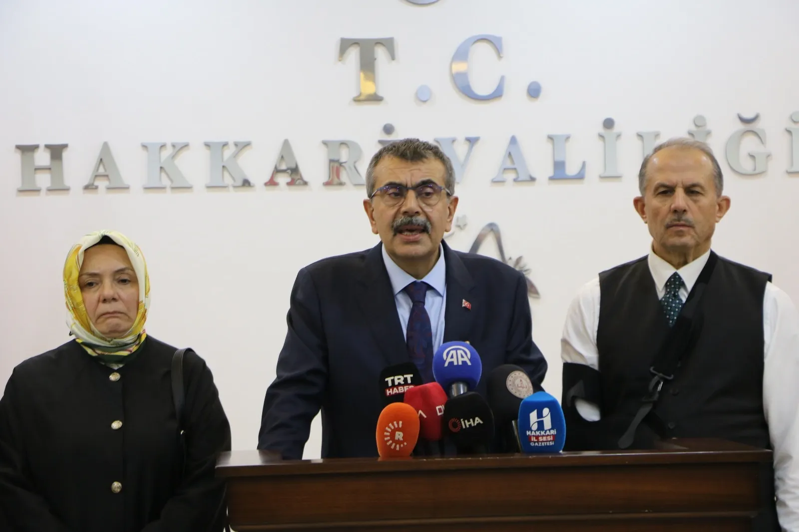 Bakan Tekin Hakkari eğitim yatırımlarını ve başarı verilerini değerlendirdi