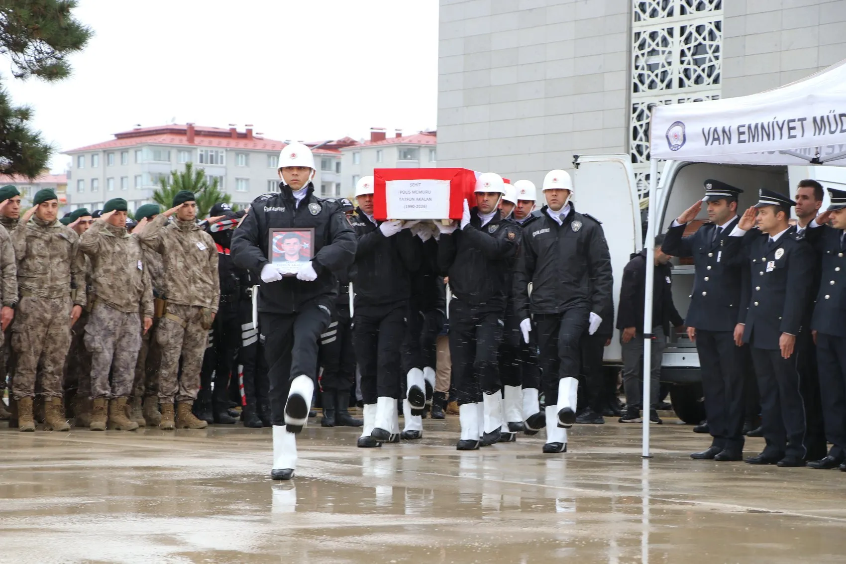 Şehit polis memuru Tayfun Akalan Van'dan Ankara'ya uğurlandı