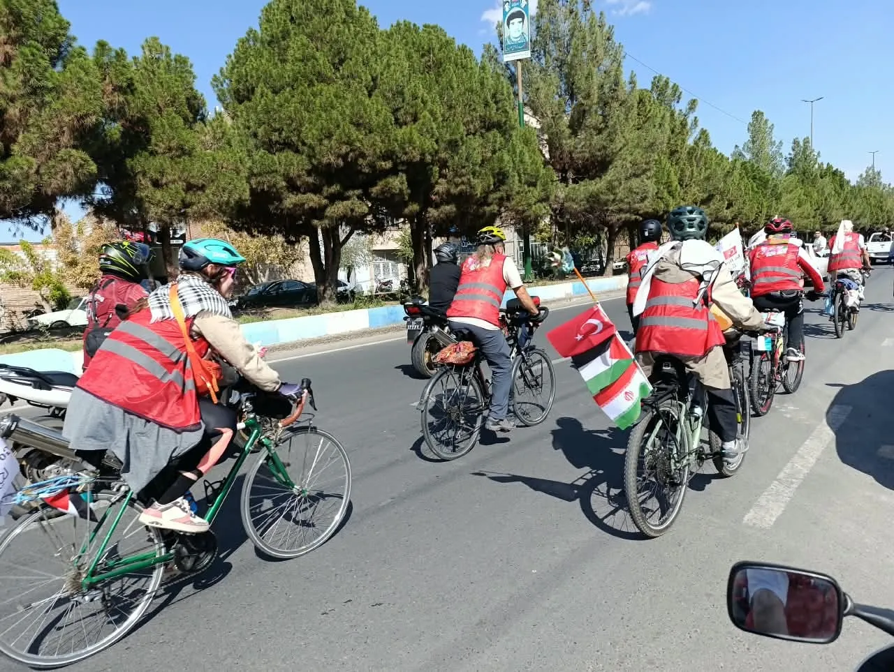 İran'da öldürülen çocuklar için 2 bin 865 kilometre pedal çevirdiler