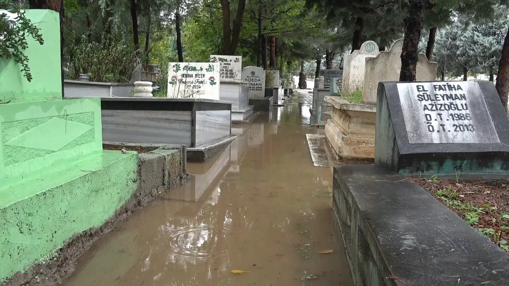 Diyarbakırda şiddetli yağış hayatı felç etti