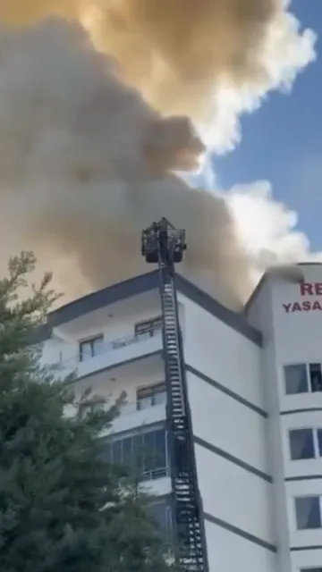 Diyarbakır'da 8 katlı binanın çatısında çıkan yangın paniğe neden oldu