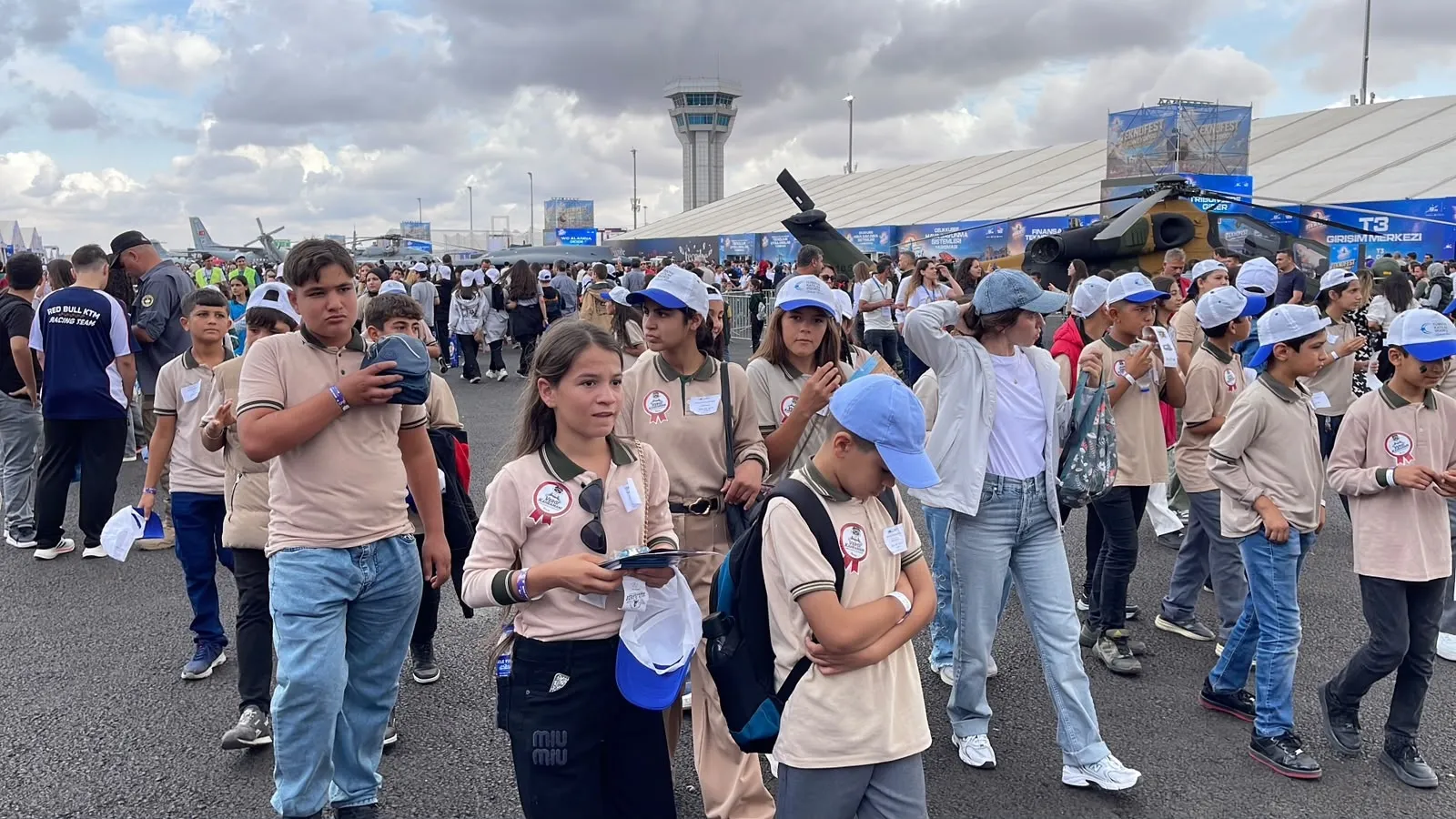 Şanlıurfa'da yağmura rağmen TEKNOFEST'e ziyaretçi akını