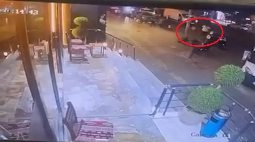 Diyarbakır'da binadan kopan sıva parçaları kaldırıma düştü