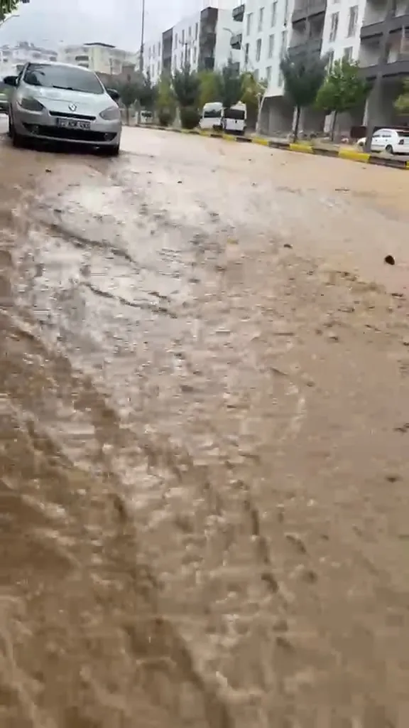 Diyarbakır Ergani ilçesinde sağanak yağış hayatı durma noktasına getirdi