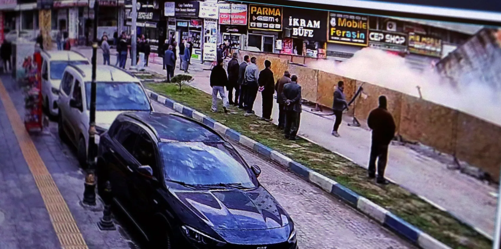 Van'da temel kazısı sırasında bitişikteki lokanta büyük bir gürültüyle çöktü