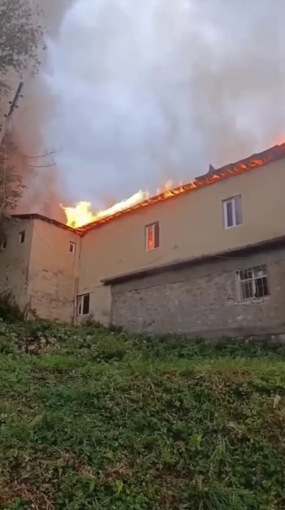 Yüksekova'da boş okulda çıkan yangın köylüleri harekete geçirdi