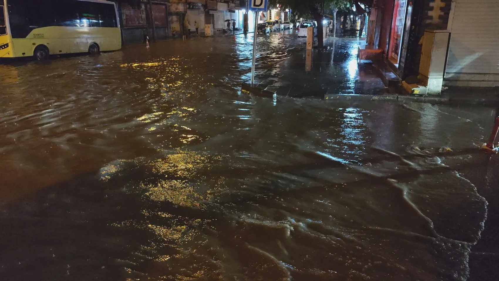 Mardin Kızıltepe'de şiddetli sağanak hayatı olumsuz etkiledi