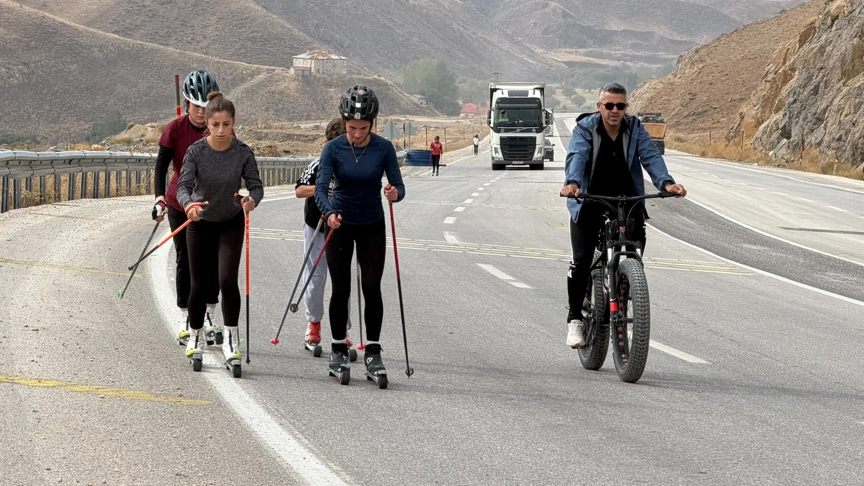 Yüksekova'da sporcular antrenman pisti olmadığı için trafiğin aktığı yollarda çalışıyor