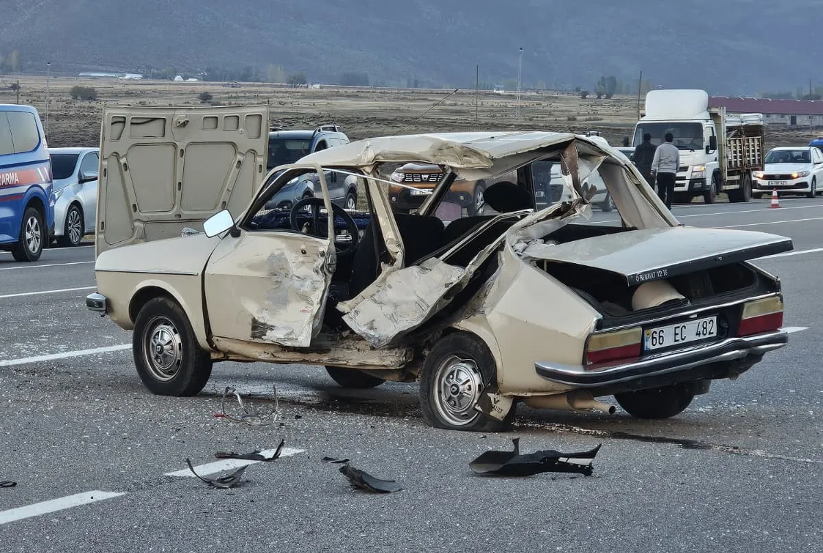 Bingöl Karlıova yolunda otomobil ve motosiklet çarpıştı