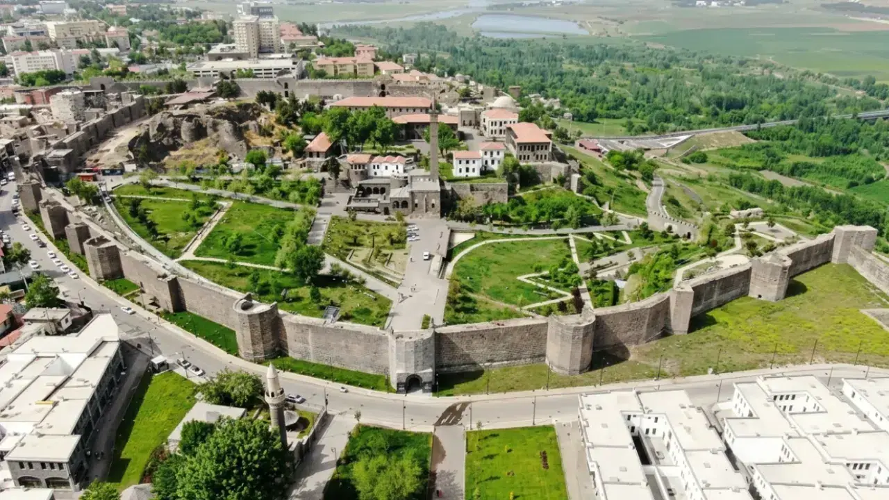 Diyarbakır'da bunaltıcı sıcaklar hayatı olumsuz etkiliyor: İşte 17 ilçede  hava durumu