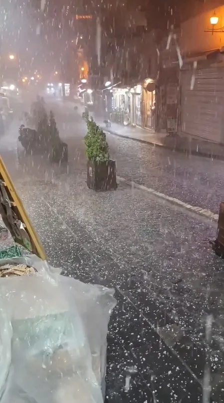 Mardin'de aniden bastıran sağanak ve dolu hayatı felç etti