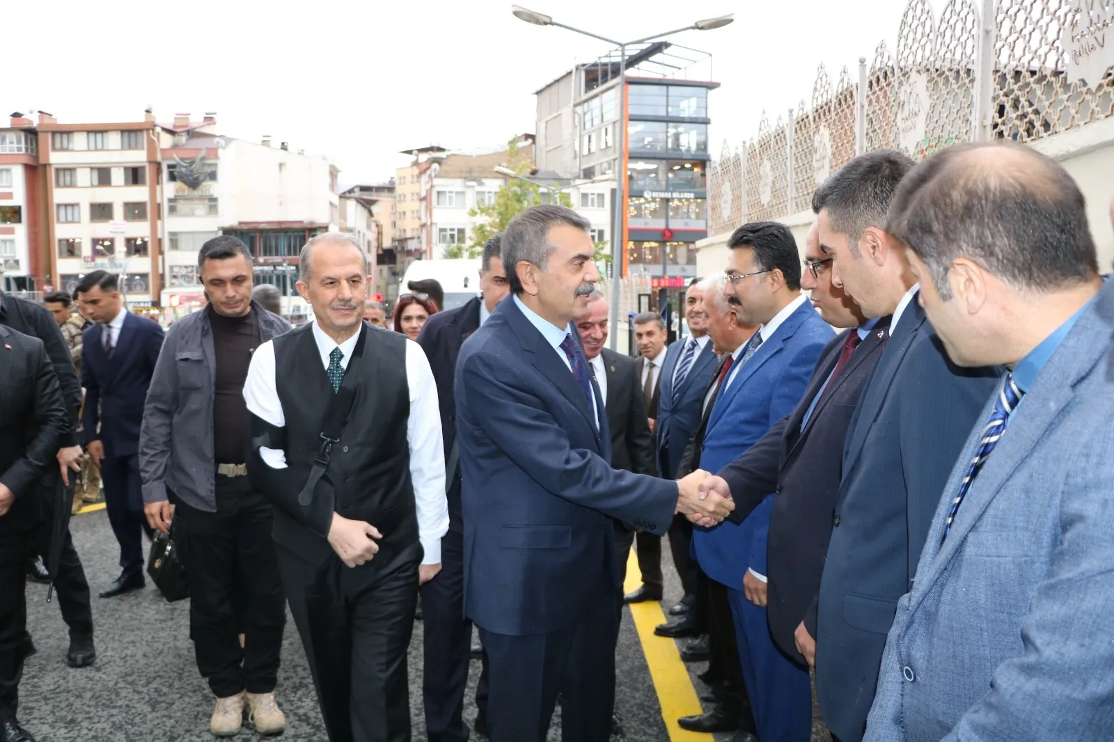 Bakan Tekin Hakkari eğitim yatırımlarını ve başarı verilerini değerlendirdi
