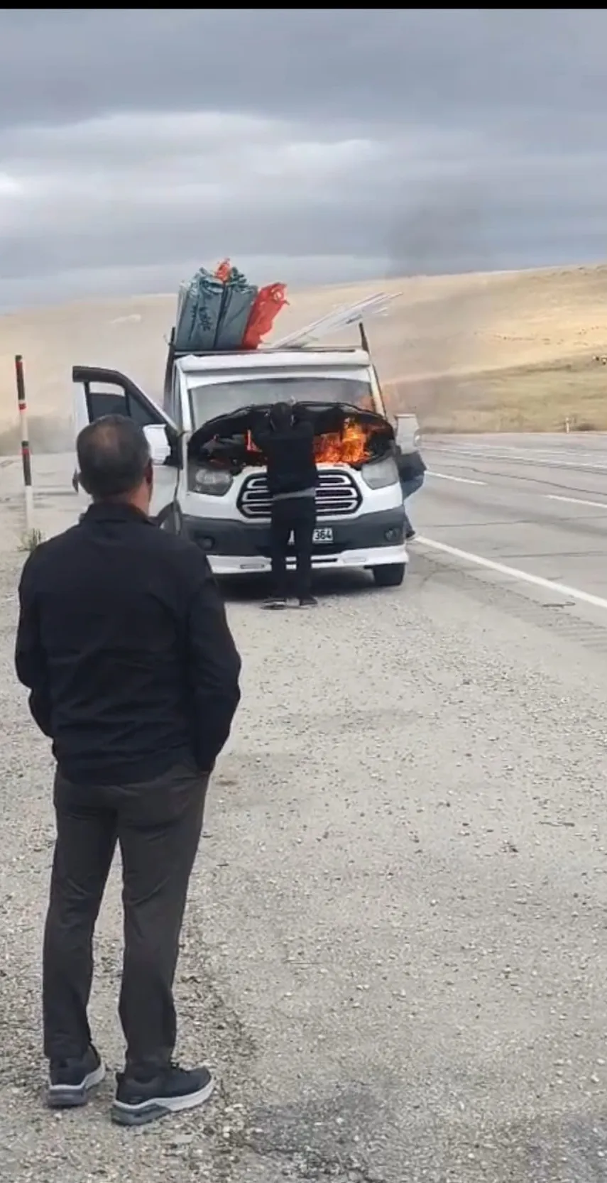 Van yolunda seyir halindeki kamyonet alevlere teslim oldu