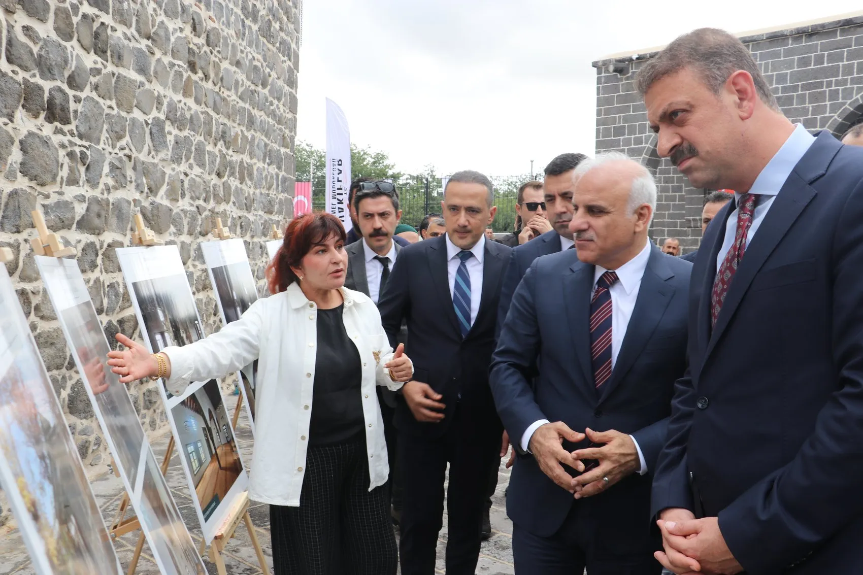 Depremde hasar gören 6 tarihi cami yeniden ibadete açıldı