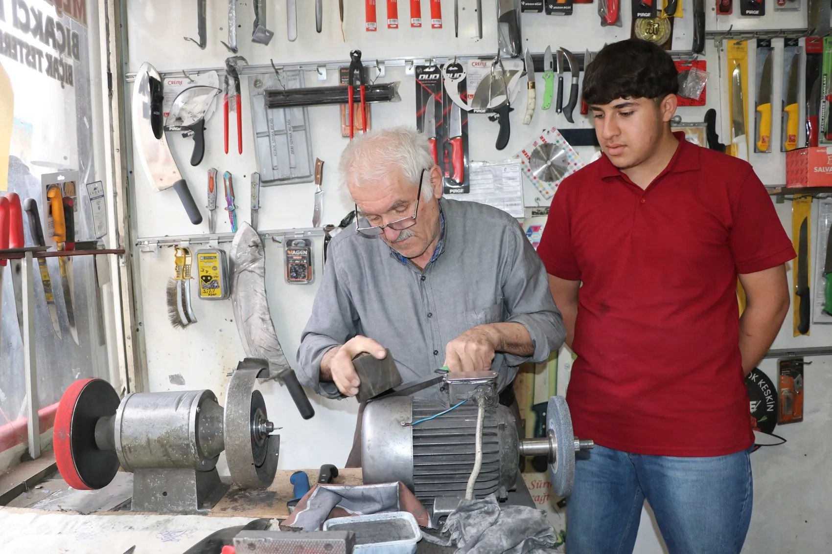 Vanlı Müzbah Usta 60 yıldır baba mesleği bileyiciliği yaşatıyor