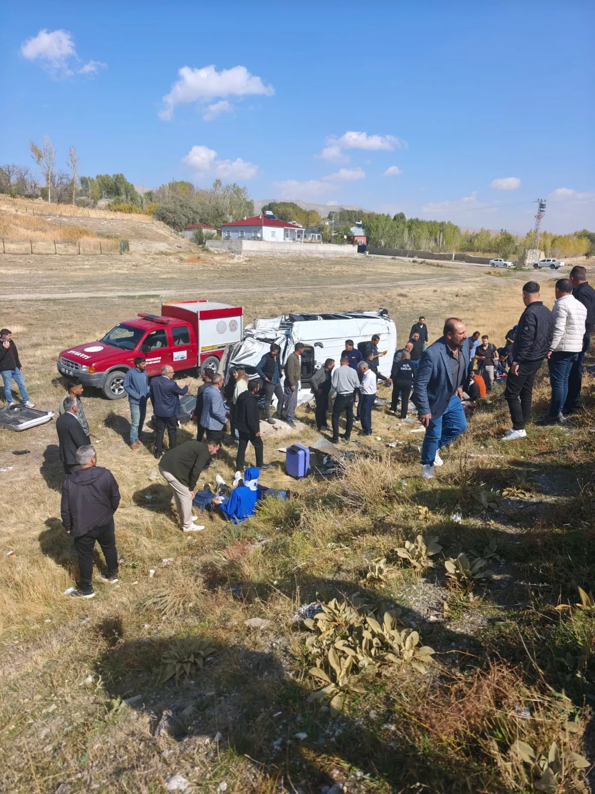 Van Gürpınar yolunda TIR ve minibüs çarpıştı 11 kişi yaralandı