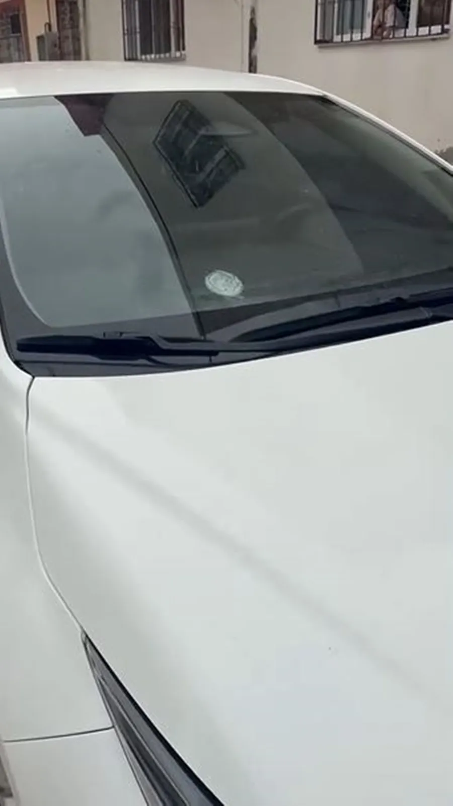 Kızıltepe'de park halindeki otomobile yorgun mermi isabet etti