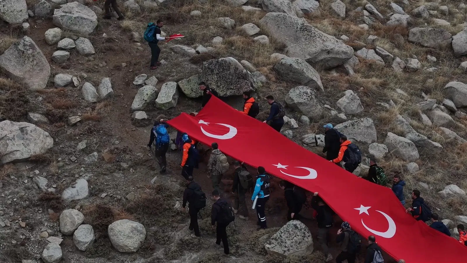 Bingöl'de Cumhuriyet coşkusu 2 bin 878 rakımlı Sülbüs Dağı'nın zirvesine taşındı