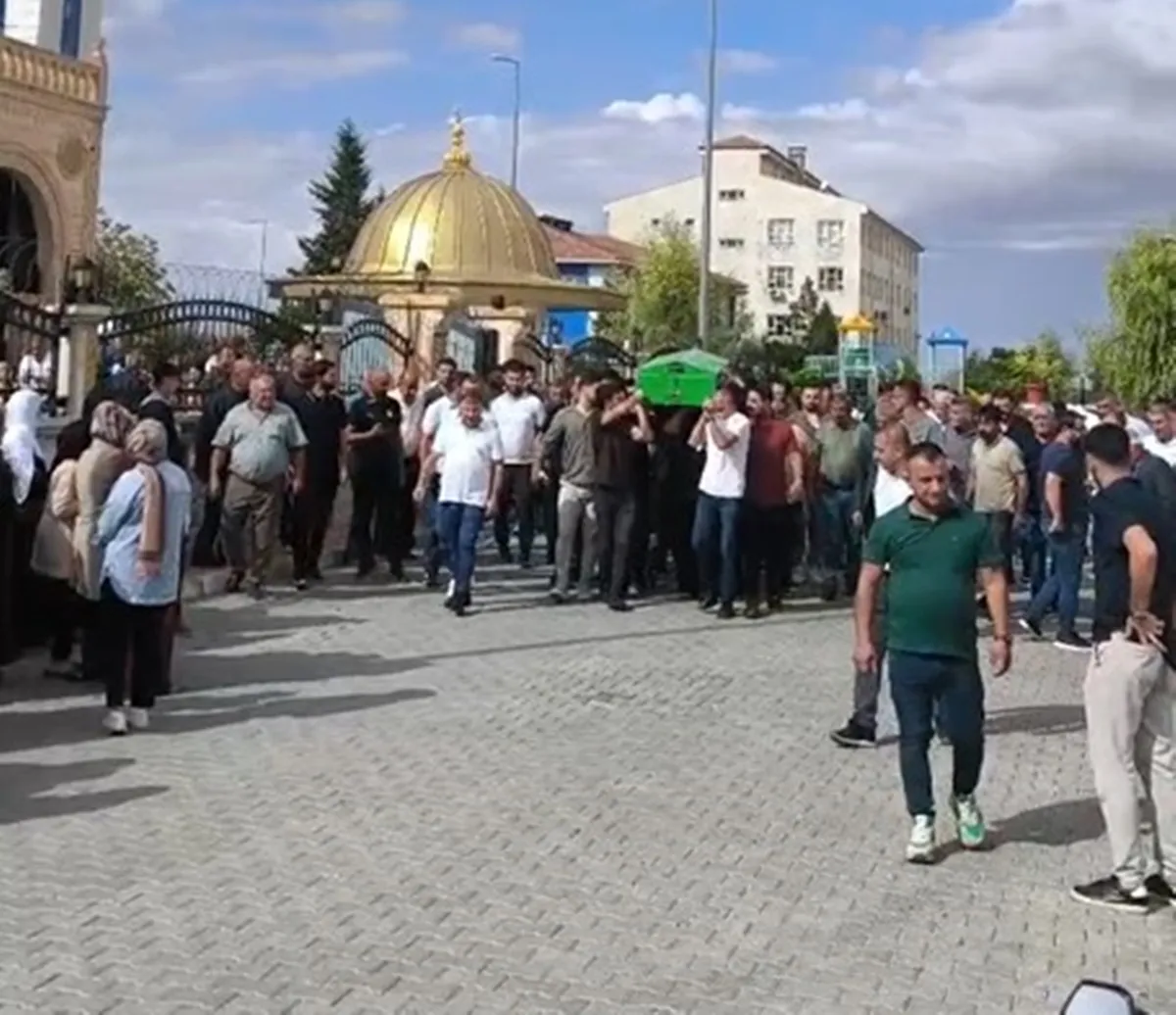 Nusaybin'de yol çalışması sırasında hayatını kaybeden belediye personeli son yolculuğuna uğurlandı