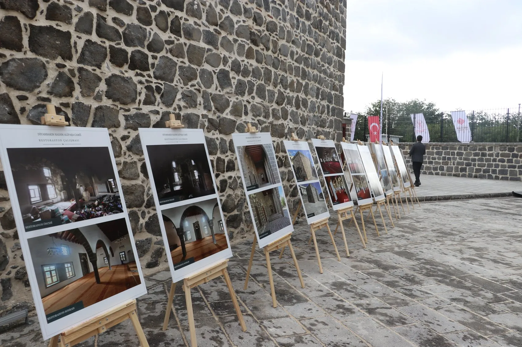Depremde hasar gören 6 tarihi cami yeniden ibadete açıldı