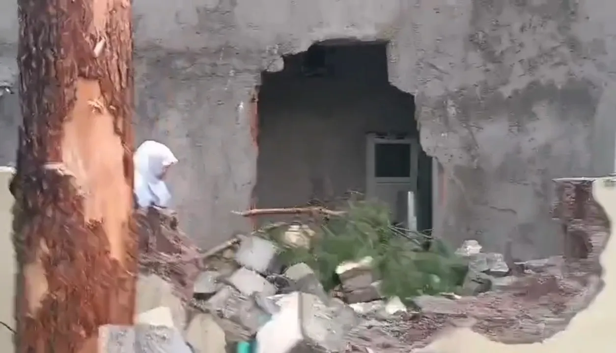 Diyarbakır'da şiddetli rüzgar cami minaresini evin üzerine devirdi