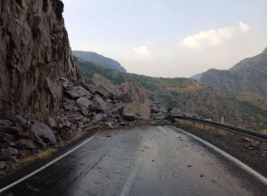 Şırnak ve Beytüşşebap arasındaki ulaşım kaya düşmesi nedeniyle durdu