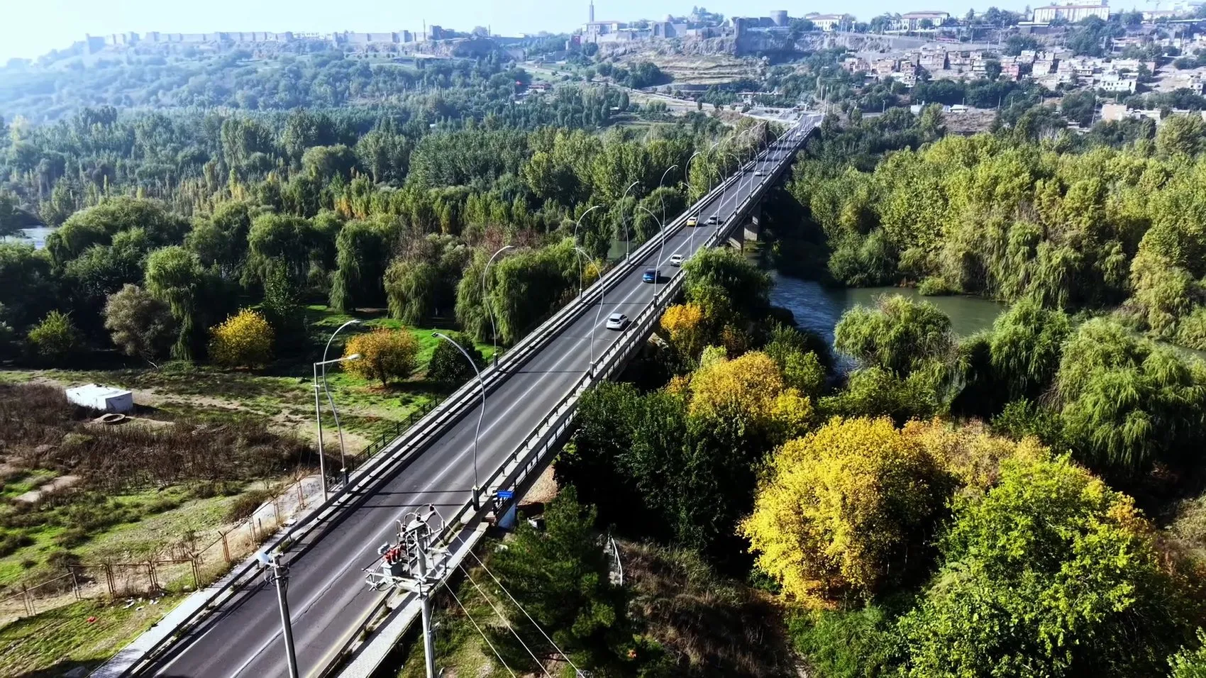 Hevsel Bahçeleri sonbaharın gelişiyle birlikte büyüleyici renklere büründü