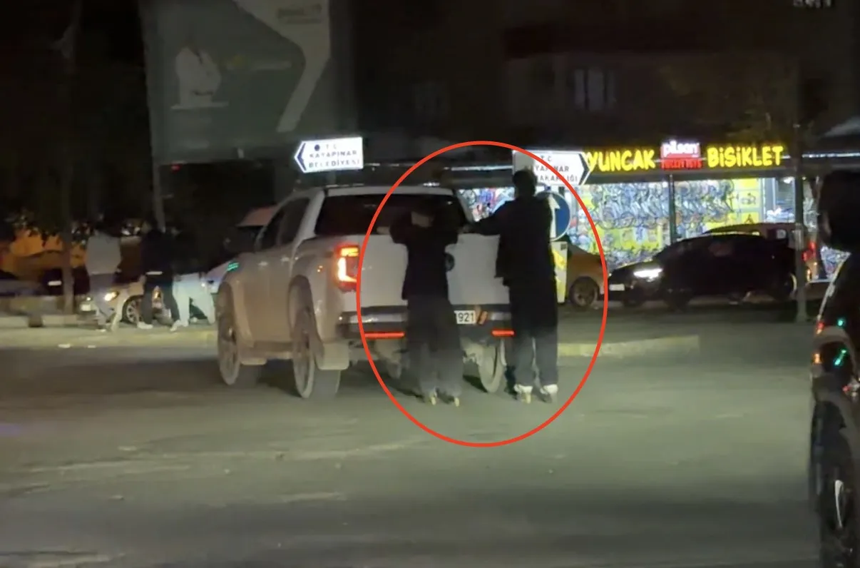 Diyarbakırda patenli çocukların tehlikeli kamyonet yolculuğu kameraya yansıdı