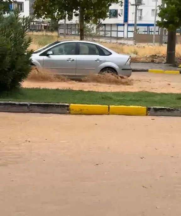 Diyarbakır Ergani ilçesinde sağanak yağış hayatı durma noktasına getirdi