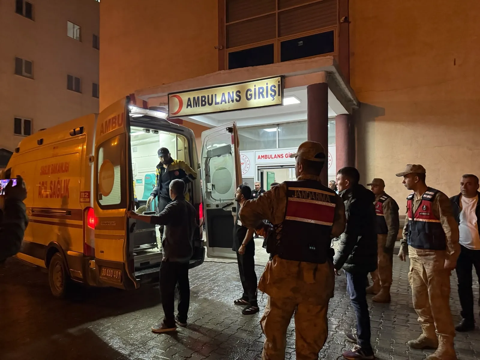 Hakkari'de kaçak göçmenleri taşıyan minibüs dereye yuvarlandı 20 yaralı