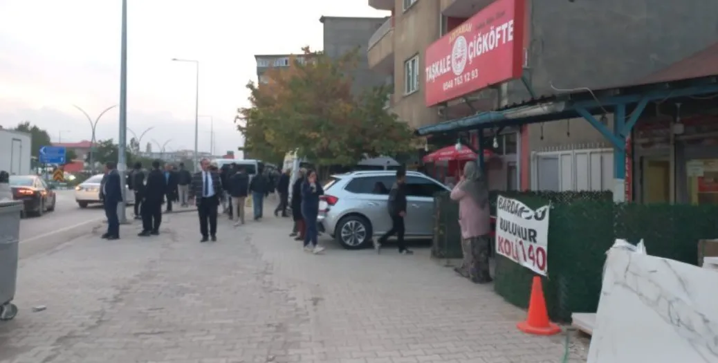 Yüksekova'da kalp krizi geçiren servis sürücüsü binaya çarptı