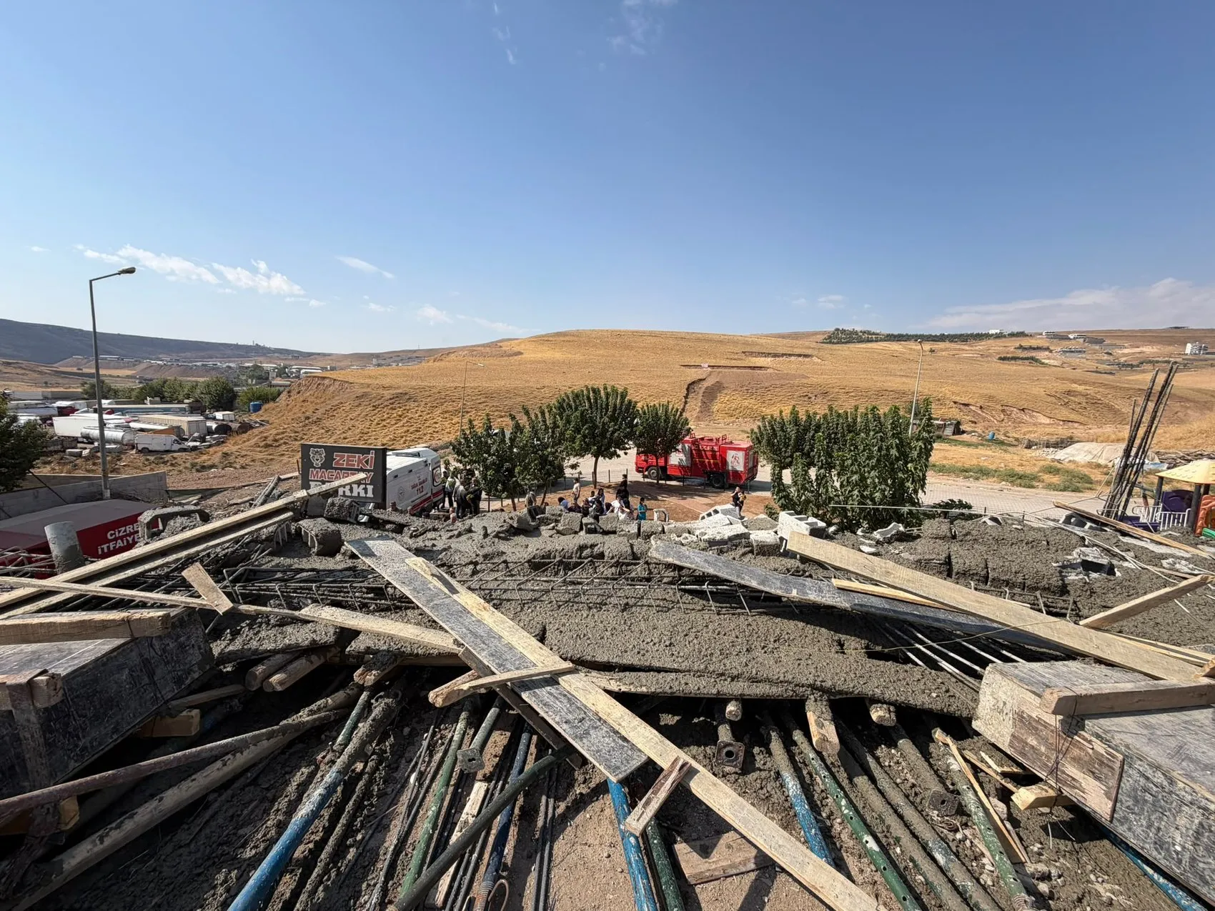Cizre'de inşaat halindeki evin ikinci katı çöktü: 5 yaralı