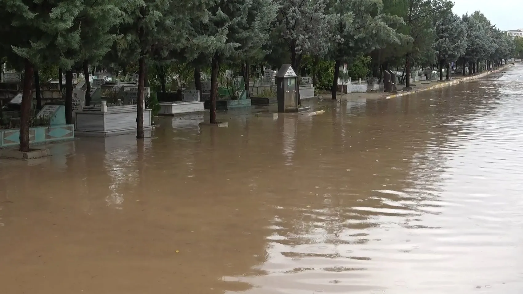 Diyarbakırda şiddetli yağış hayatı felç etti
