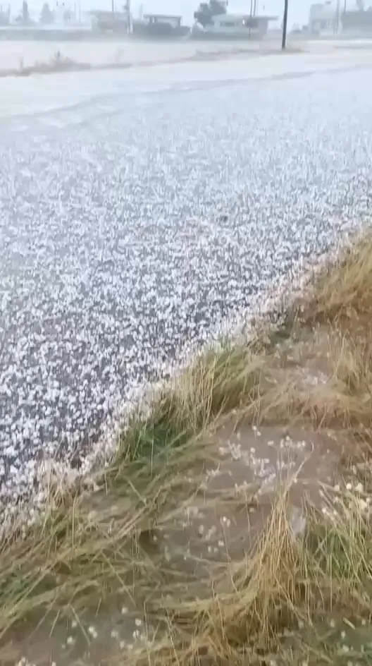 Siirt'te sağanak ve dolu yağışı günlük yaşamı felç etti