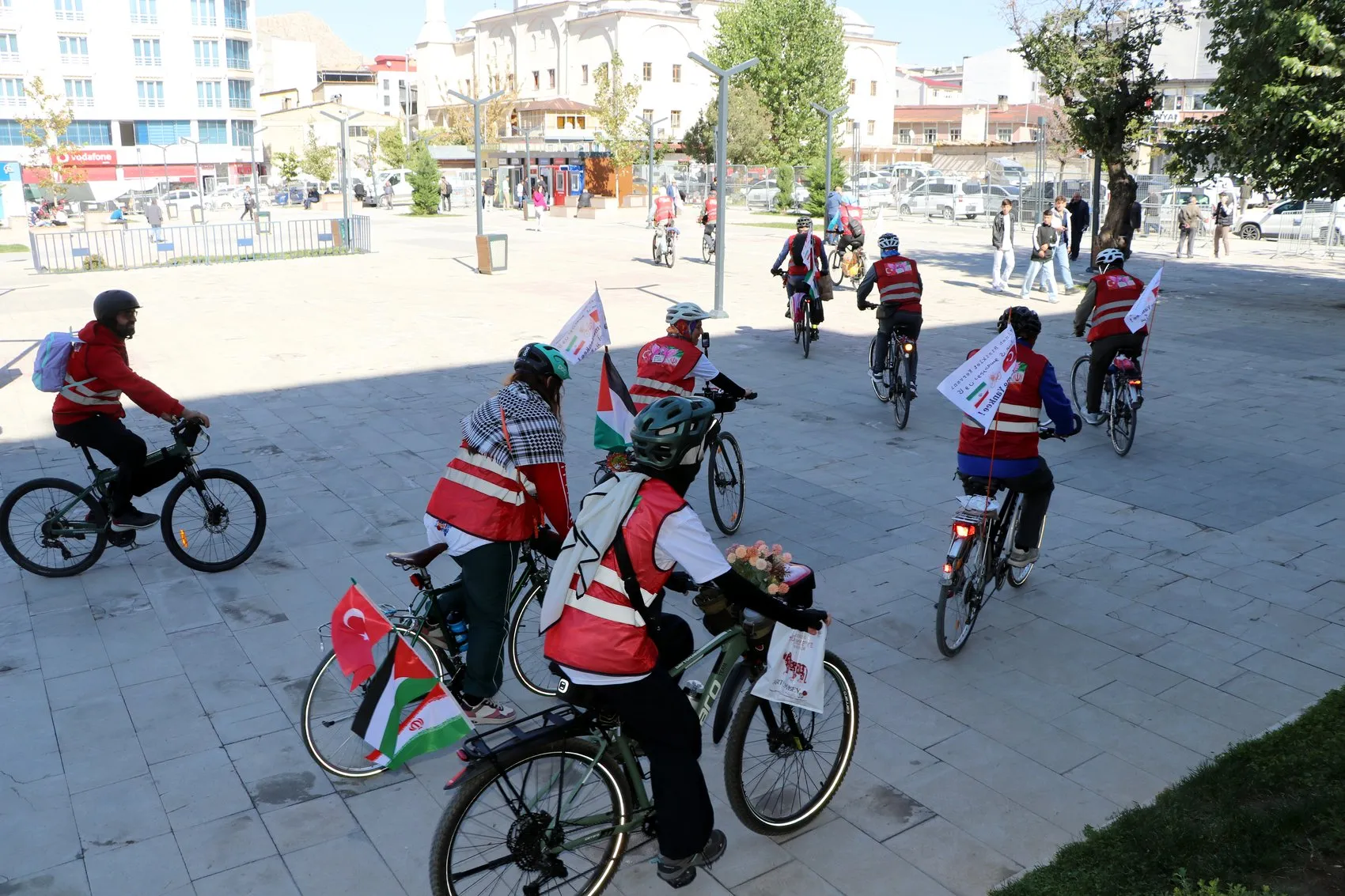 Diyarbakırlı bisikletçiler saldırıda ölen çocuklar için İran yolunda