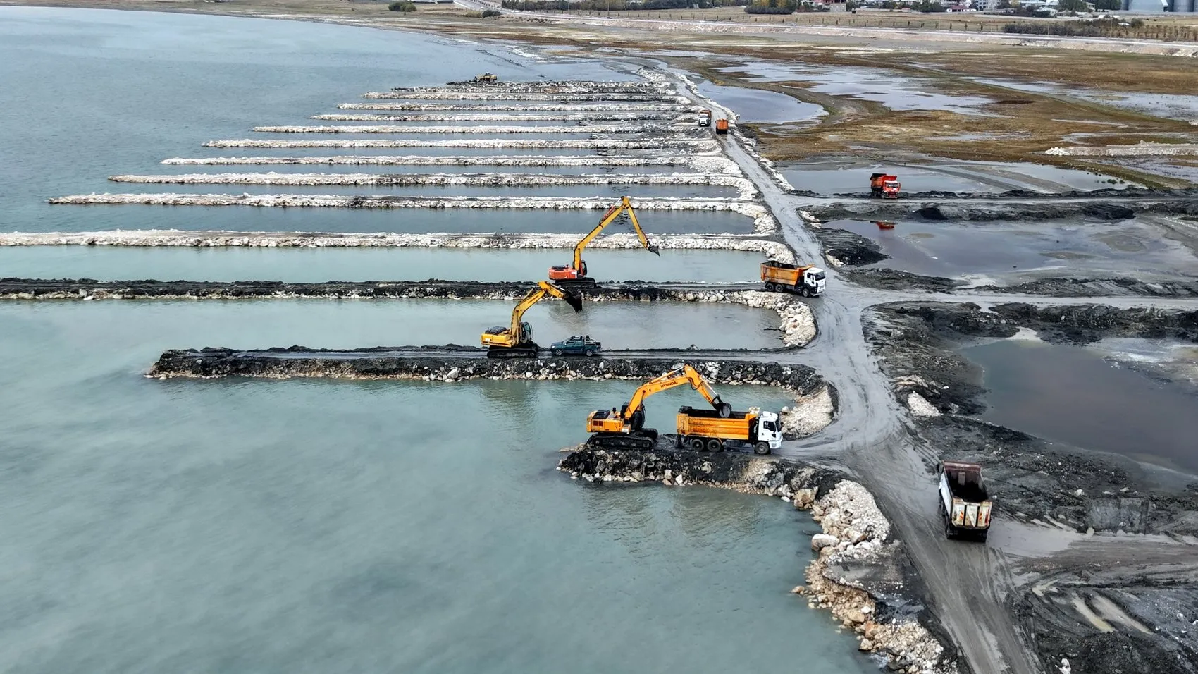 Van Gölü’nde dip temizliği sürüyor: 2 milyon metreküpü aşkın çamur çıkarıldı