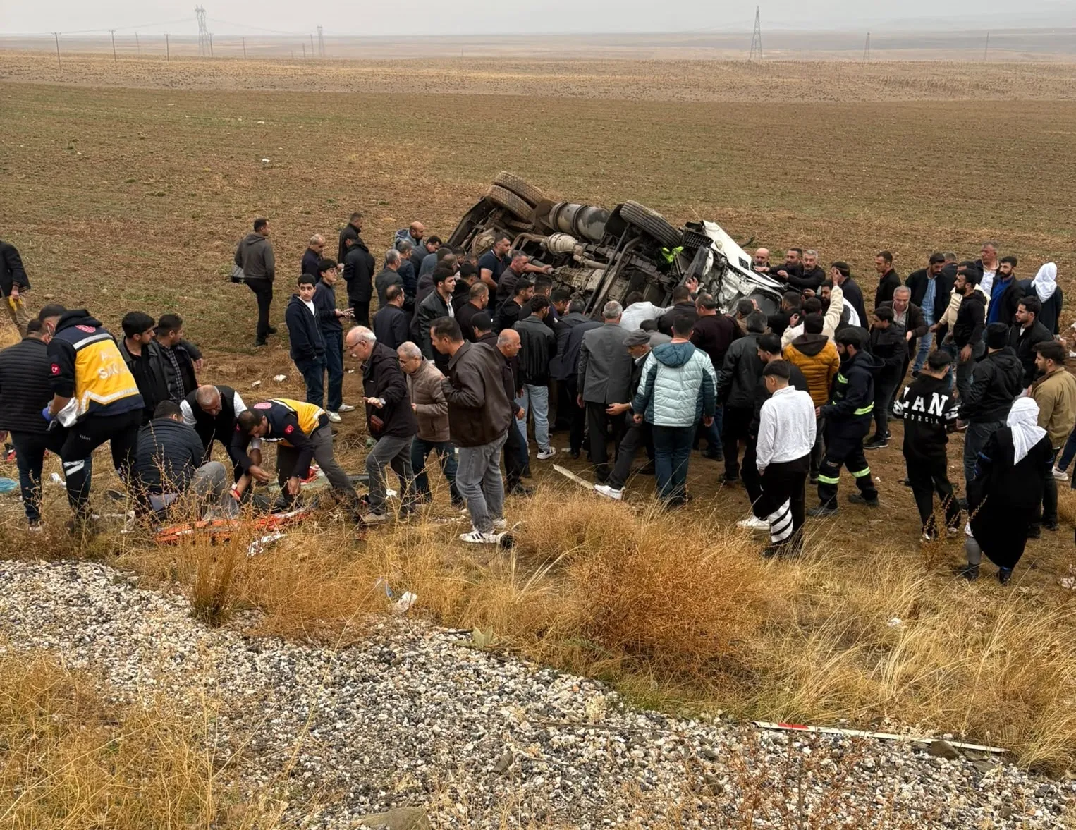Hakkari Van yolunda zincirleme kaza bir polis memuru şehit oldu