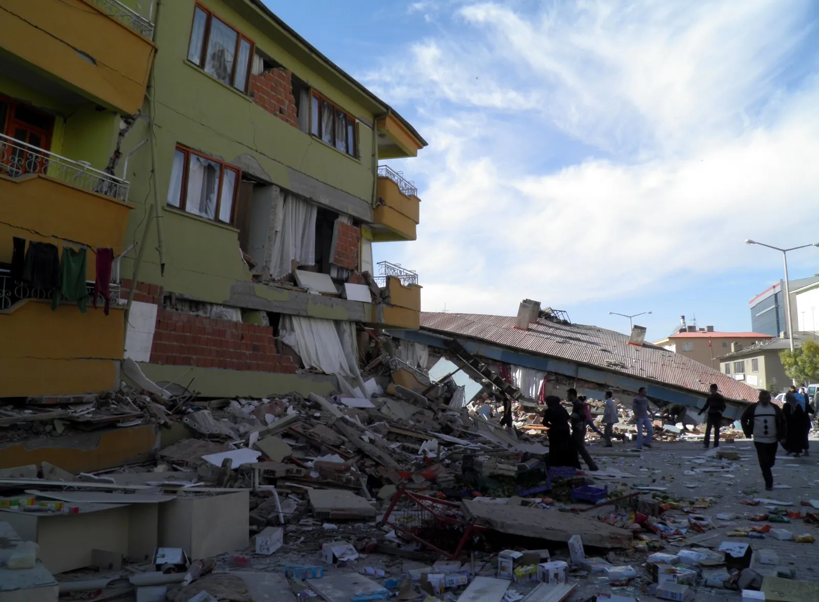 Van depreminin üzerinden 15 yıl geçti acılar hala taze