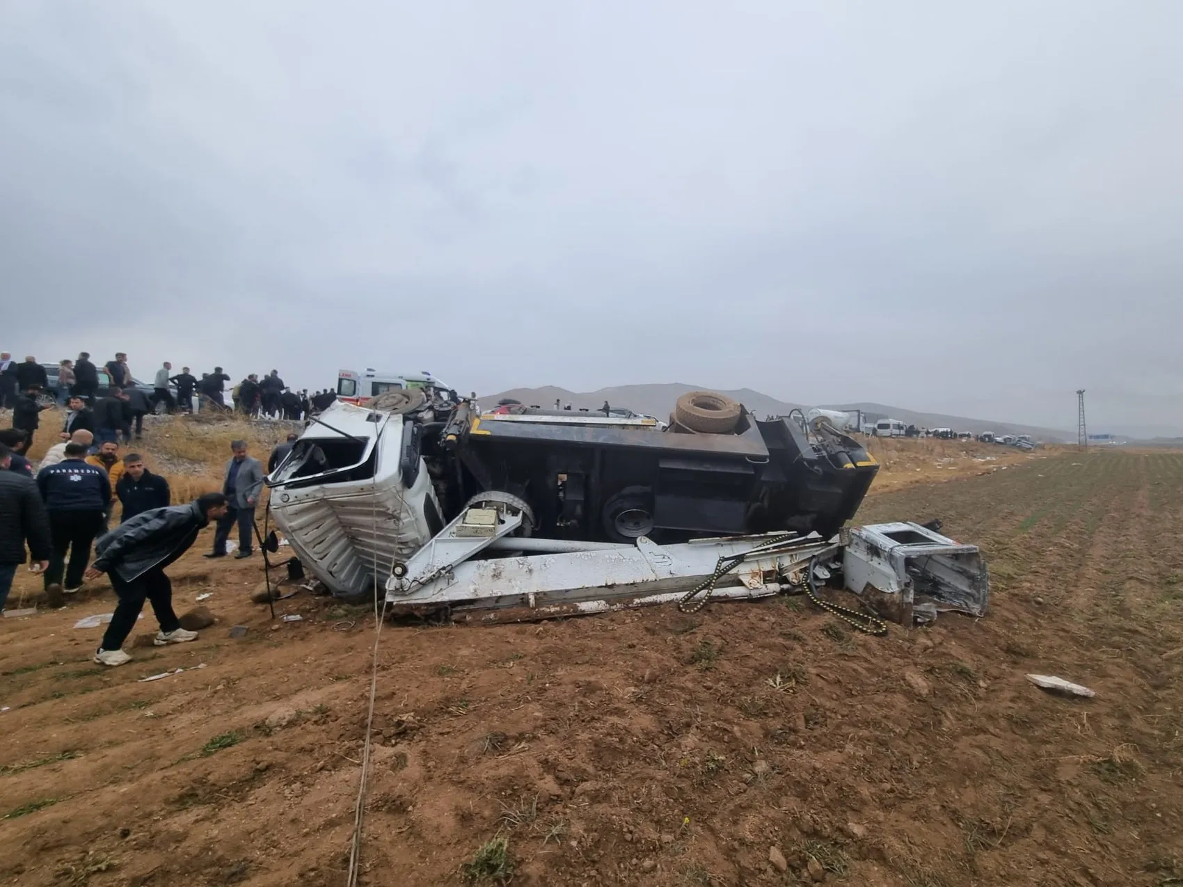 Hakkari Van kara yolunda zincirleme kaza 12 yaralı
