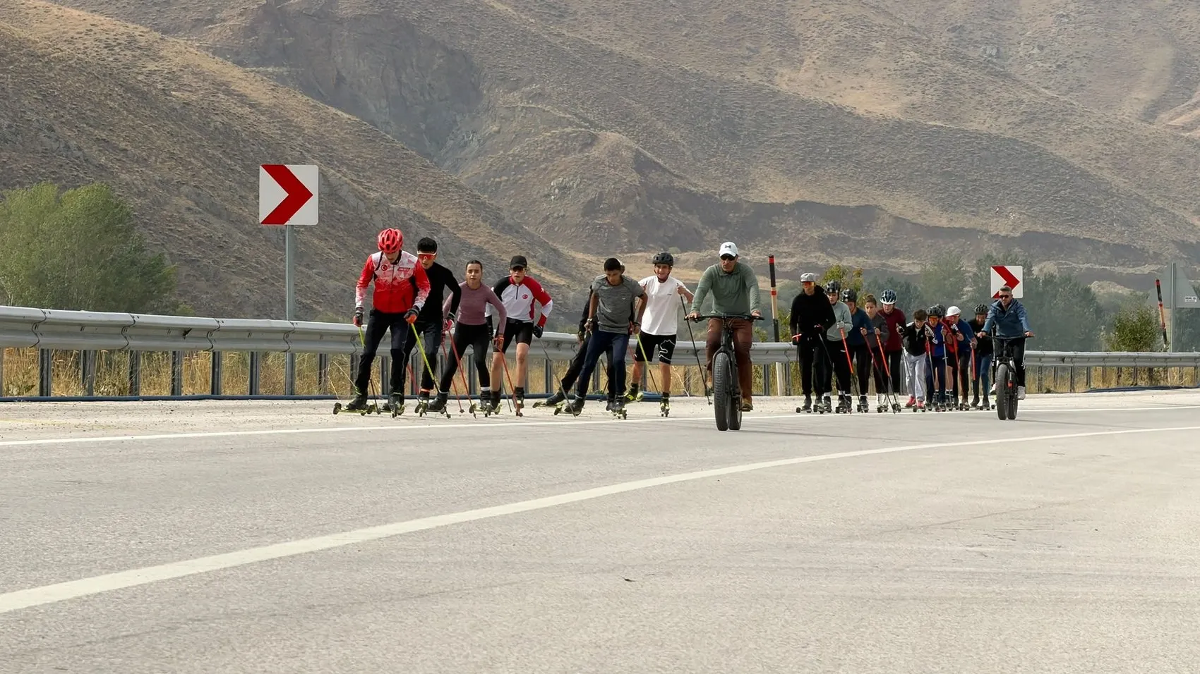 Yüksekova'da sporcular antrenman pisti olmadığı için trafiğin aktığı yollarda çalışıyor