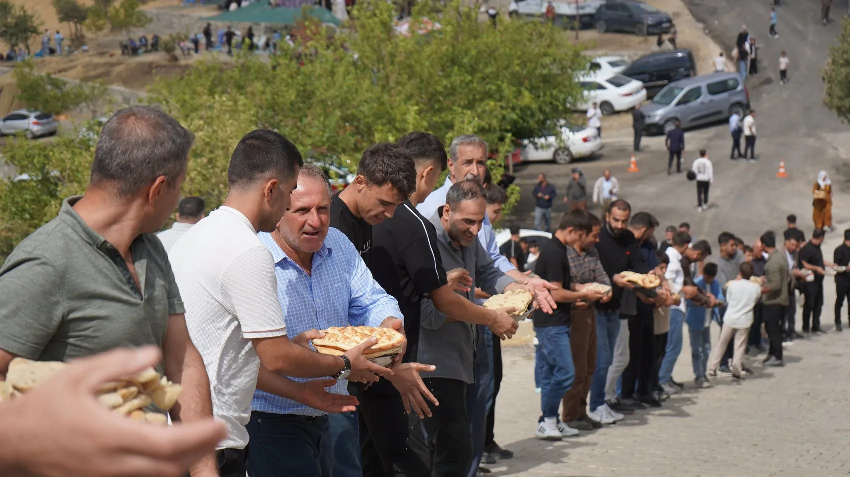 Şırnak'ta 300 yıllık mezarlık ziyareti geleneği 5 bin kişiyi buluşturdu