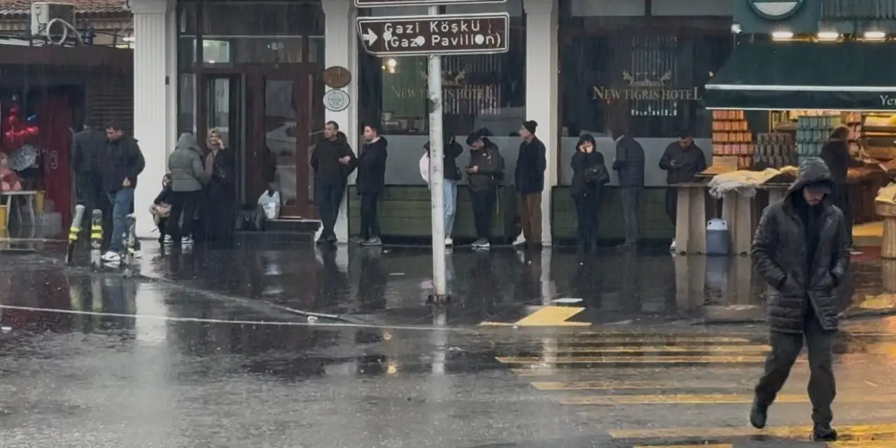 Diyarbakır'da aniden bastıran yağmur hayatı felç etti