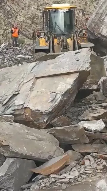 Şırnak ve Beytüşşebap arasındaki ulaşım kaya düşmesi nedeniyle durdu