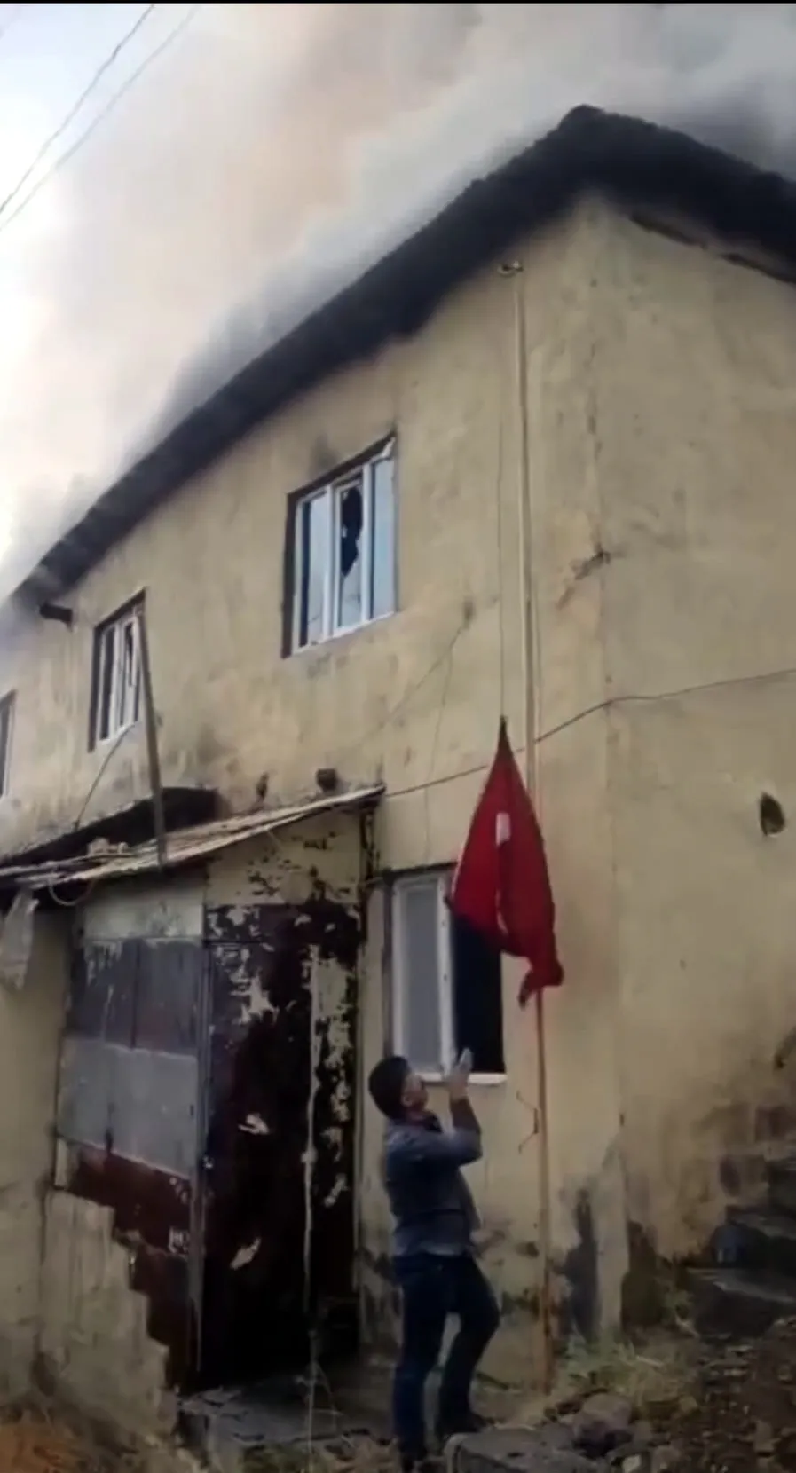 Yüksekova'da boş okulda çıkan yangın köylüleri harekete geçirdi