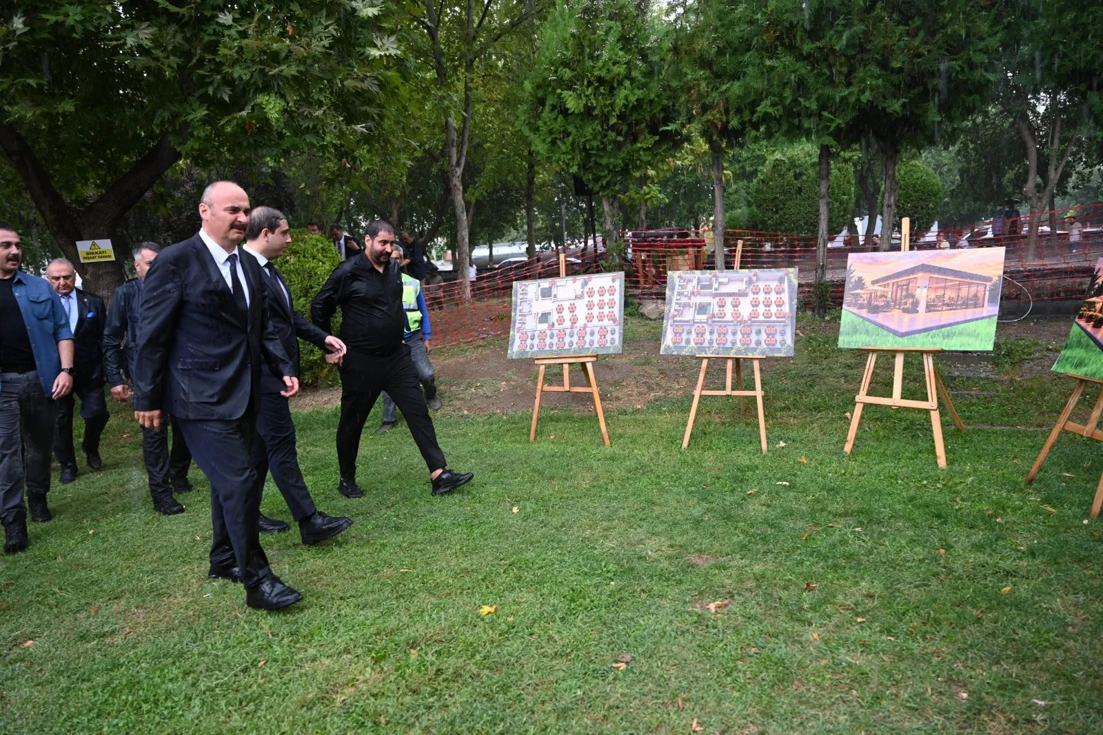 Batman Valisi sağanak yağış altında emekli lokali temelini attı