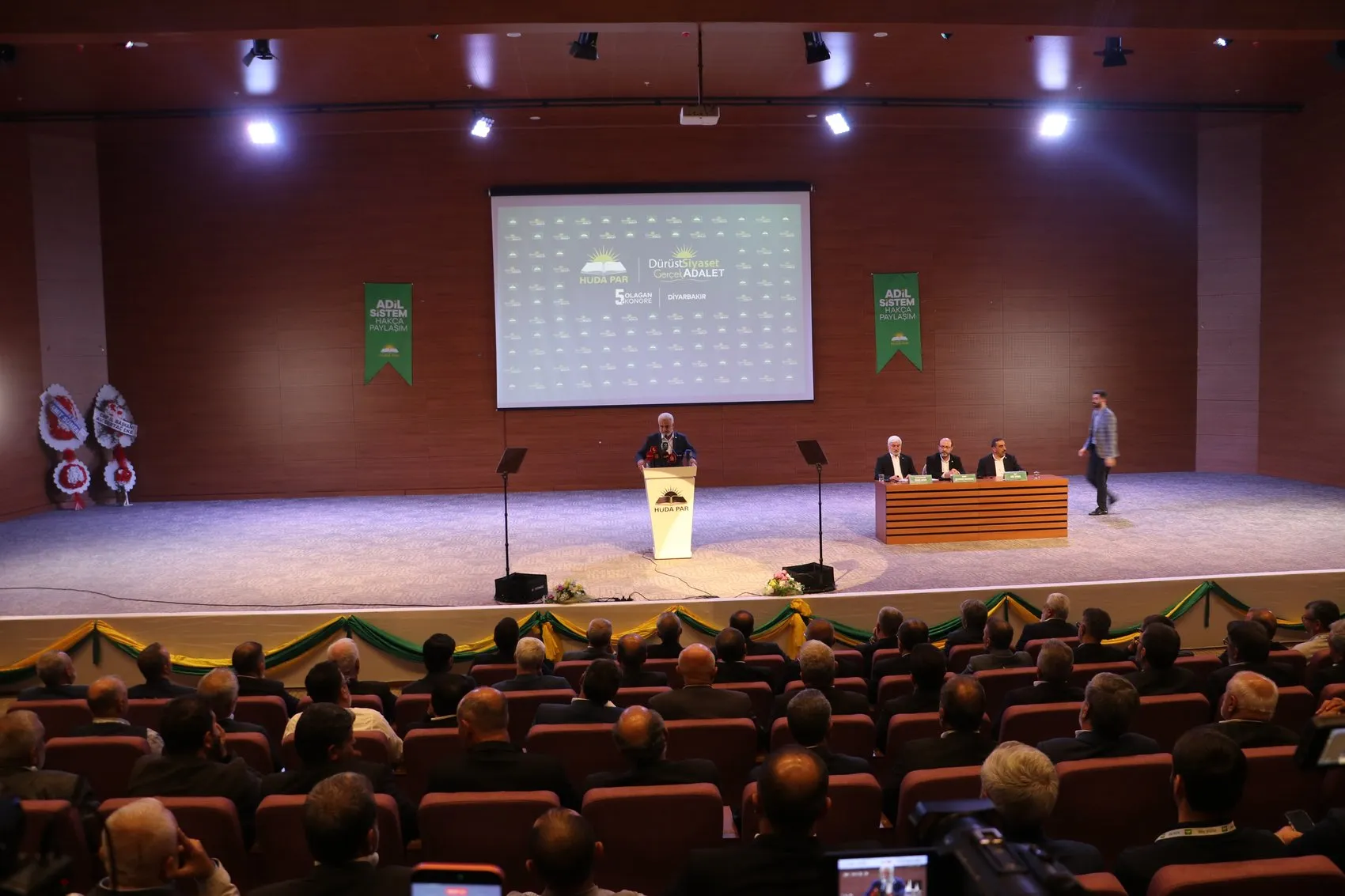 Yapıcıoğlu Diyarbakır'da şiddetin bölgeye verdiği zararlara dikkat çekti