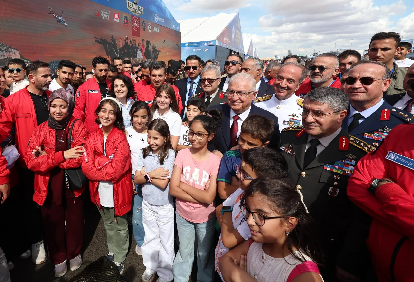 Bakan Güler Şanlıurfa'da TEKNOFEST stantlarını inceledi
