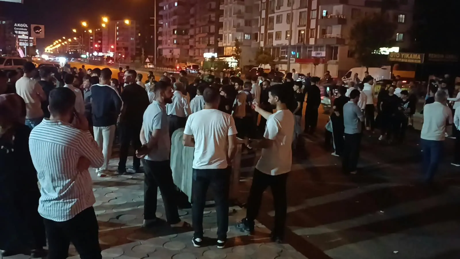 Batman'da kaza sonrası mahalleli yolu trafiğe kapattı