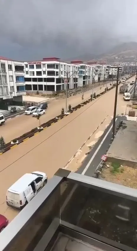 Diyarbakır Ergani ilçesinde sağanak yağış hayatı durma noktasına getirdi